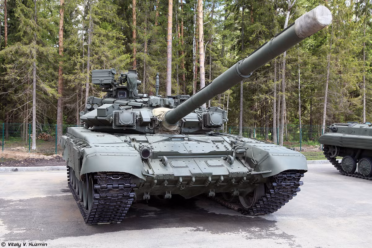 T-90 Mod 1992 trang bị khẩu pháo nòng trơn 125mm 2A46M2 (T-90A/AM dùng mẫu 2A46M5) tích hợp khả năng phóng tên lửa chống tăng qua nòng. Hỏa lực phụ gồm một khẩu súng 12,7mm và 7,62mm. Nguồn ảnh: Vitaly-Kuzmin