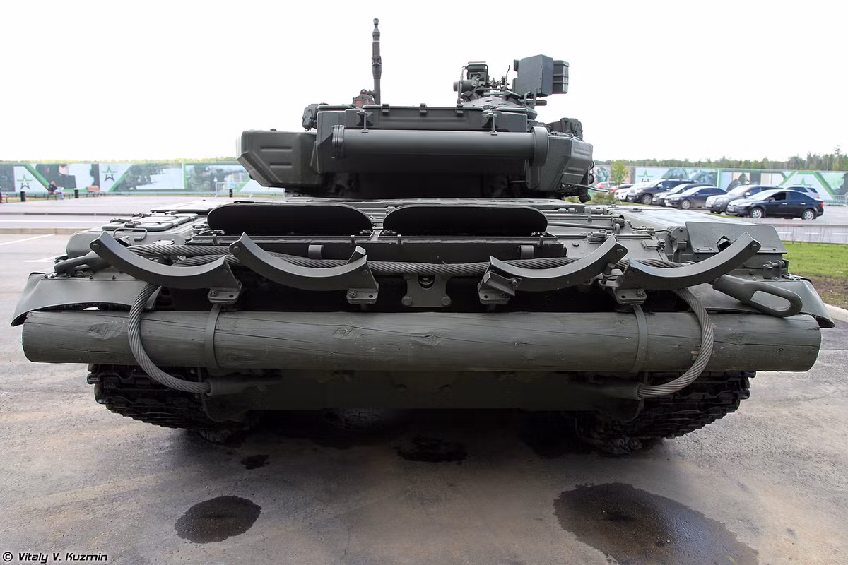 Động cơ thế hệ T-90 đầu tiên chỉ là mẫu V-84MS kiểu trên T-72B với công suất 840 mã lực cho tốc độ ước đạt 60km/h - để tiện so sánh, phiên bản T-90A/AM sau này sử dụng động cơ V-92S2 công suất 1.000 mã lực cho tốc độ tối đa 65km/h. Nguồn ảnh: Vitaly-Kuzmin