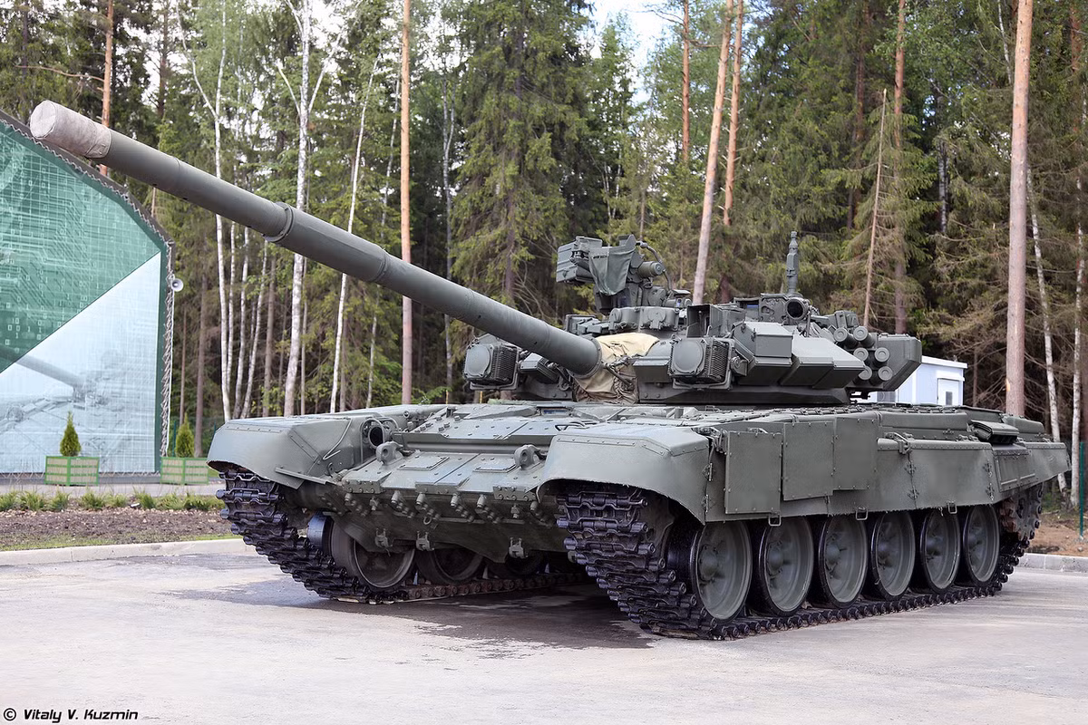 Phiên bản đầu tiên T-90 (hay còn được gọi là Object 188) được chấp nhận trang bị chính thức cho Quân đội Liên bang Nga vào ngày 5/10/1992. Do đó cũng có thể tạm gọi là T-90 model 1992. Nguồn ảnh: Vitaly-Kuzmin