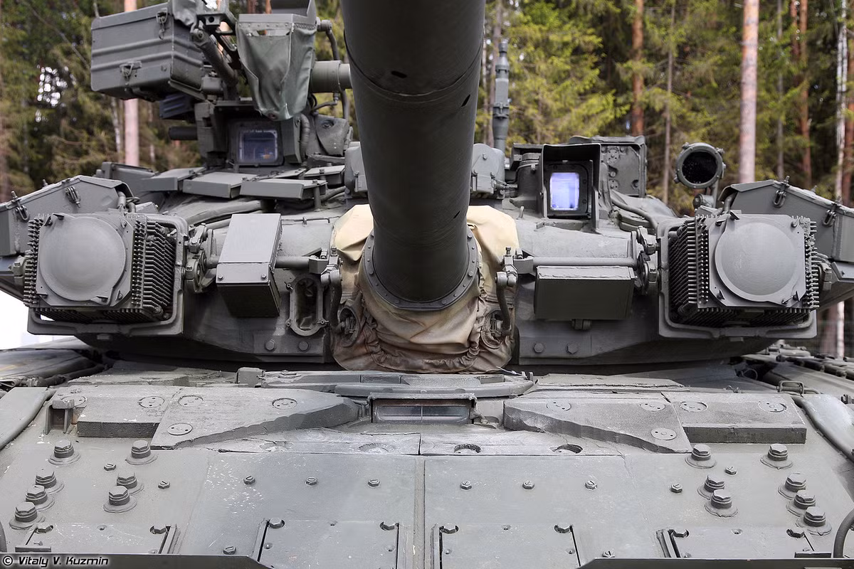 Cách bố trí giáp tháp pháo nhìn chung không khác mấy so với thế hệ T-90A sau này. Nguồn ảnh: Vitaly-Kuzmin
