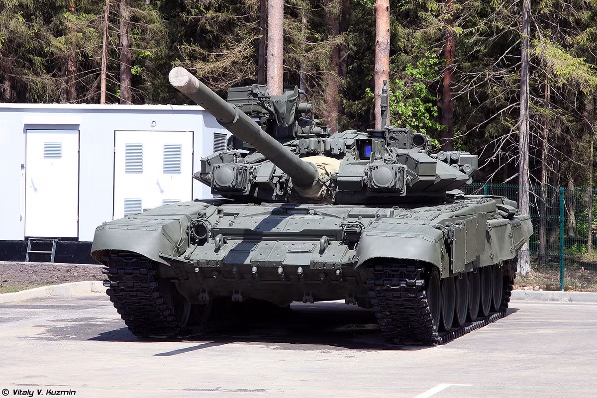 Bề ngoài của phiên bản sản xuất hàng loạt đầu tiên của dòng tăng T-90 thực tế khó mà có thể nhận dạng so với các thế hệ T-90A hay T-90AM hiện đại hơn sau này. Nguồn ảnh: Vitaly-Kuzmin