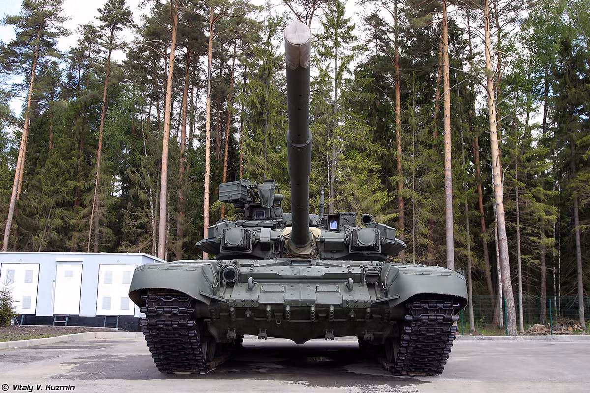 Nhiếp ảnh gia Vitaly Kuzmin gần đây đã có bộ ảnh chụp cận cảnh phiên bản sản xuất hàng loạt đầu tiên của dòng xe tăng T-90. Nguồn ảnh: Vitaly-Kuzmin