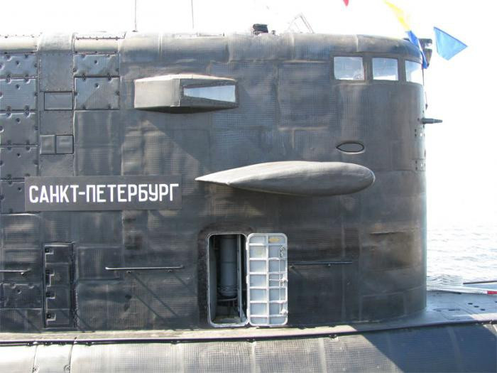 Chiếc tàu ngầm xả khói mùi mịt mang tên "St. Petersburg" (B-585) - chiếc đầu tiên thuộc lớp tàu ngầm tấn công động cơ diesel-điện Project 677 (hay còn gọi là lớp Lada). Nguồn ảnh: oosif