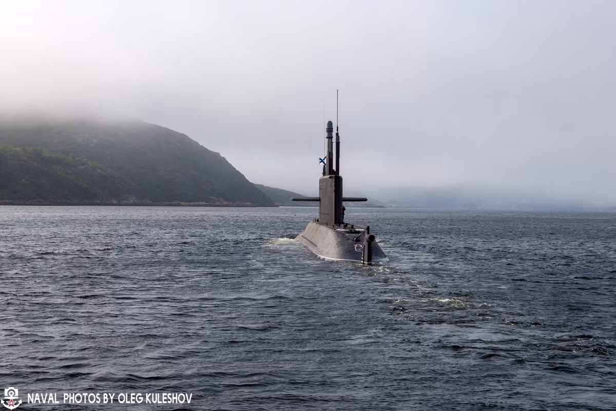 Với lượng giãn nước nhỏ hơn 25% so với Kilo, Lada có tốc độ khi lặn lên tới 21 hải lý/h (kilo là 19 hải lý/h), dự trữ hành trình 45 ngày (so với 34 trên Kilo). Nguồn ảnh: Oleg Kuleshov