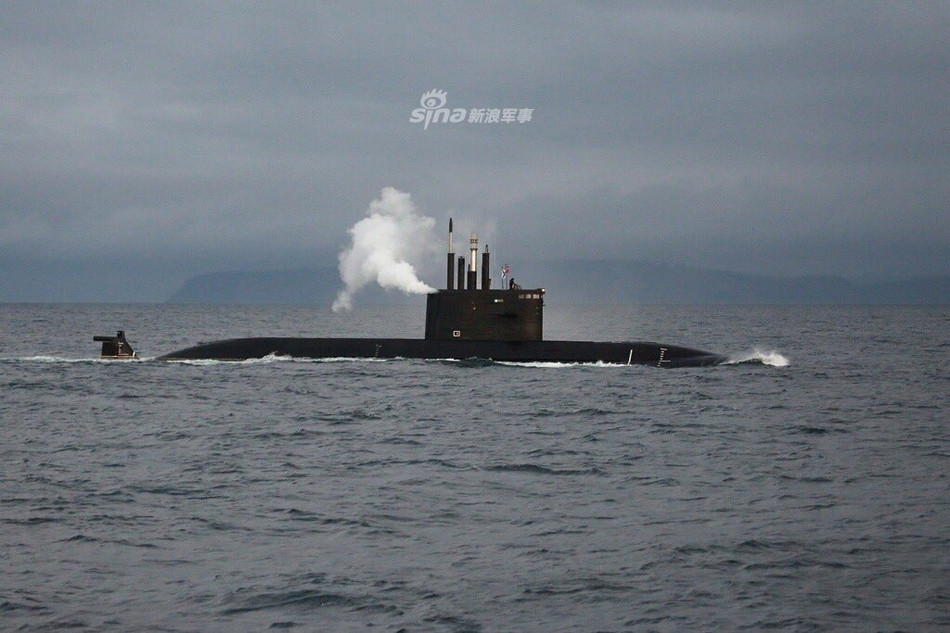 Dù không có bất kỳ lời giải thích hay chú thích nào, thế nhưng việc Cục Rubin đăng tải công khai các hình ảnh tàu ngầm Lada xả khói mù trời cho thấy chuyện này là “bình thường”. Nguồn ảnh: Sina