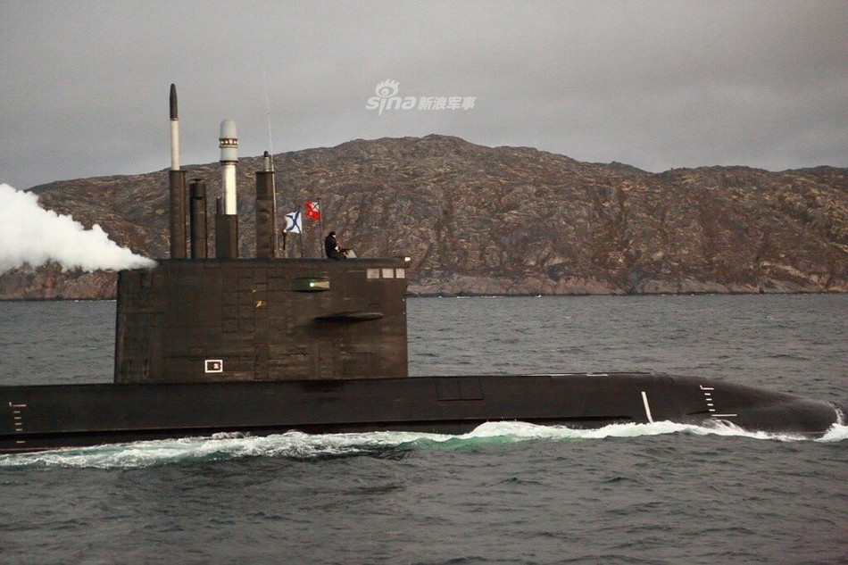 Bình luận trên tài khoản Twitter của một sĩ quan Hải quân Nga về hưu, một số người cho rằng khí tài này được sinh ra khi tàu ngầm vận hành động cơ diesel di chuyển trên mặt nước. Và nhiều tàu ngầm tấn công diesel-điện trên thế giới cũng sinh khói thải như vậy, chuyện không có gì quá bất thường. Nguồn ảnh: Sina