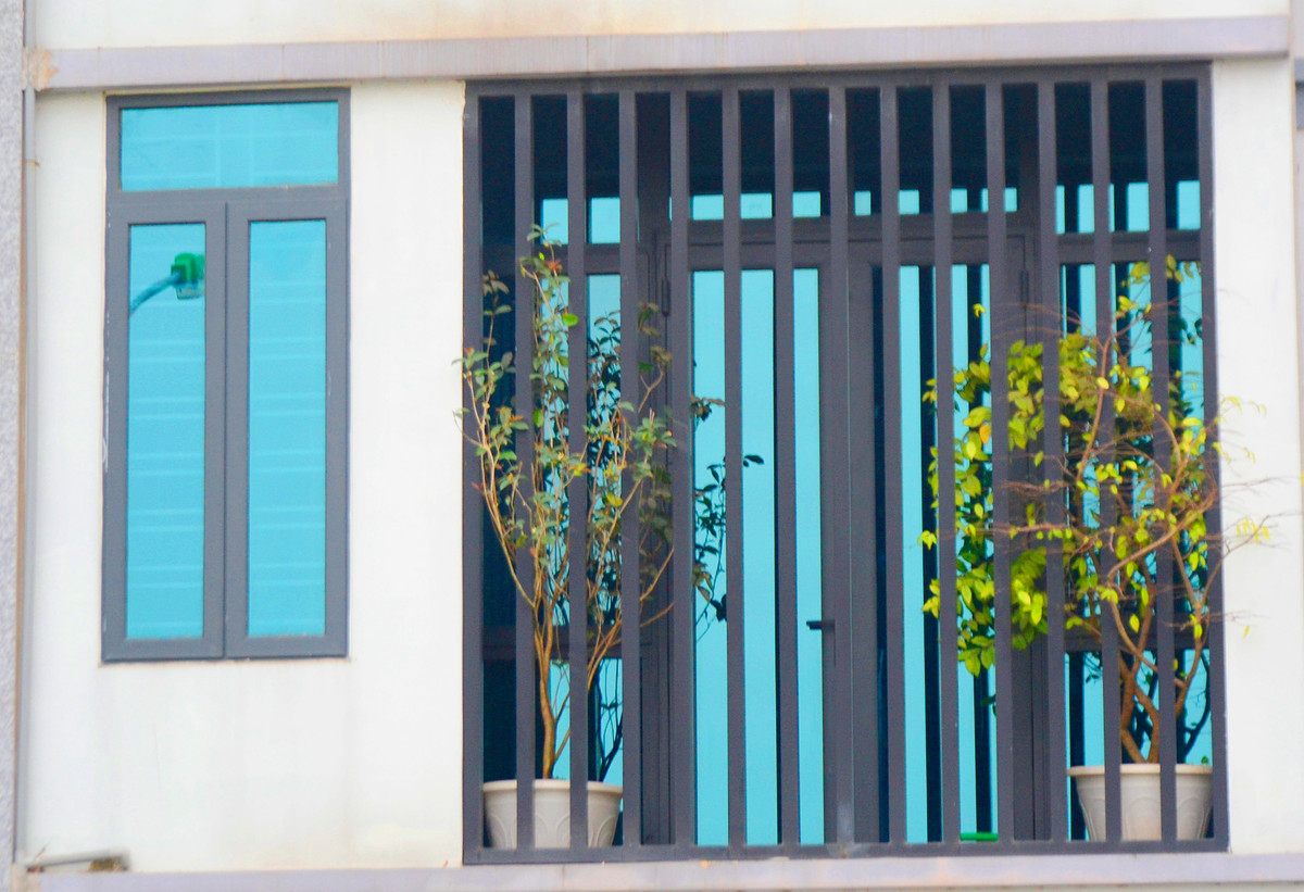 Ban công nhỏ của các phòng ngủ lại được đặt các chậu cây cảnh như hoa giấy...