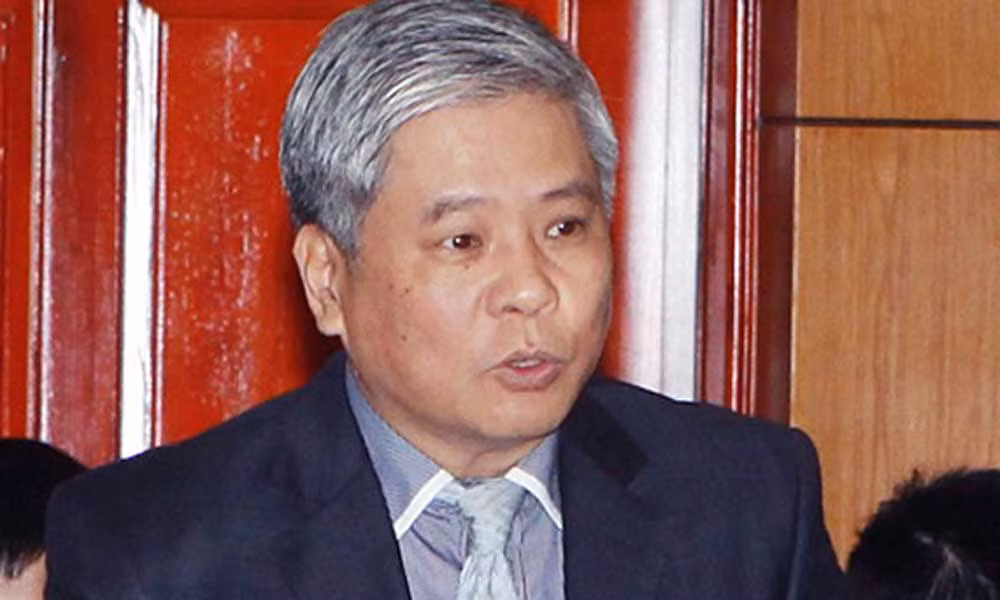 Thời điểm này VNCB chịu sự giám sát đặc biệt của NHNN, mọi giao dịch có giá trị từ 5 tỷ đồng trở lên đều phải có ý kiến của Tổ giám sát. Tuy nhiên ông Bình đã không thực hiện nhiệm vụ được giao, tạo điều kiện cho nhóm Thiên Thanh đứng đầu là Phạm Công Danh gây hậu quả đặc biệt nghiêm trọng, thiệt hại hơn 9.000 tỷ đồng cho VNCB. Ảnh: Vietnamnet.