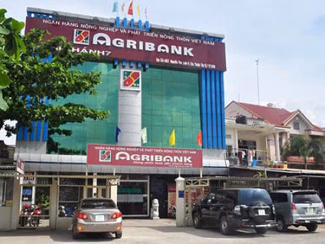 Cụ thể, nhận hồ sơ vay vốn nhưng bà Ong cùng cấp dưới bị tình nghi không thẩm định dự án khiến ngân hàng này thiệt hại hàng chục tỷ đồng. Trước đó, năm 2014, bà Phí Thị Ong cũng từng bị khởi tố khi còn là Giám đốc Ngân hàng Agribank – Chi nhánh Mạc Thị Bưởi. Nhân vật này đã gây thiệt hại cho Agribank trong quá trình cho vay. Ảnh minh họa: Internet.