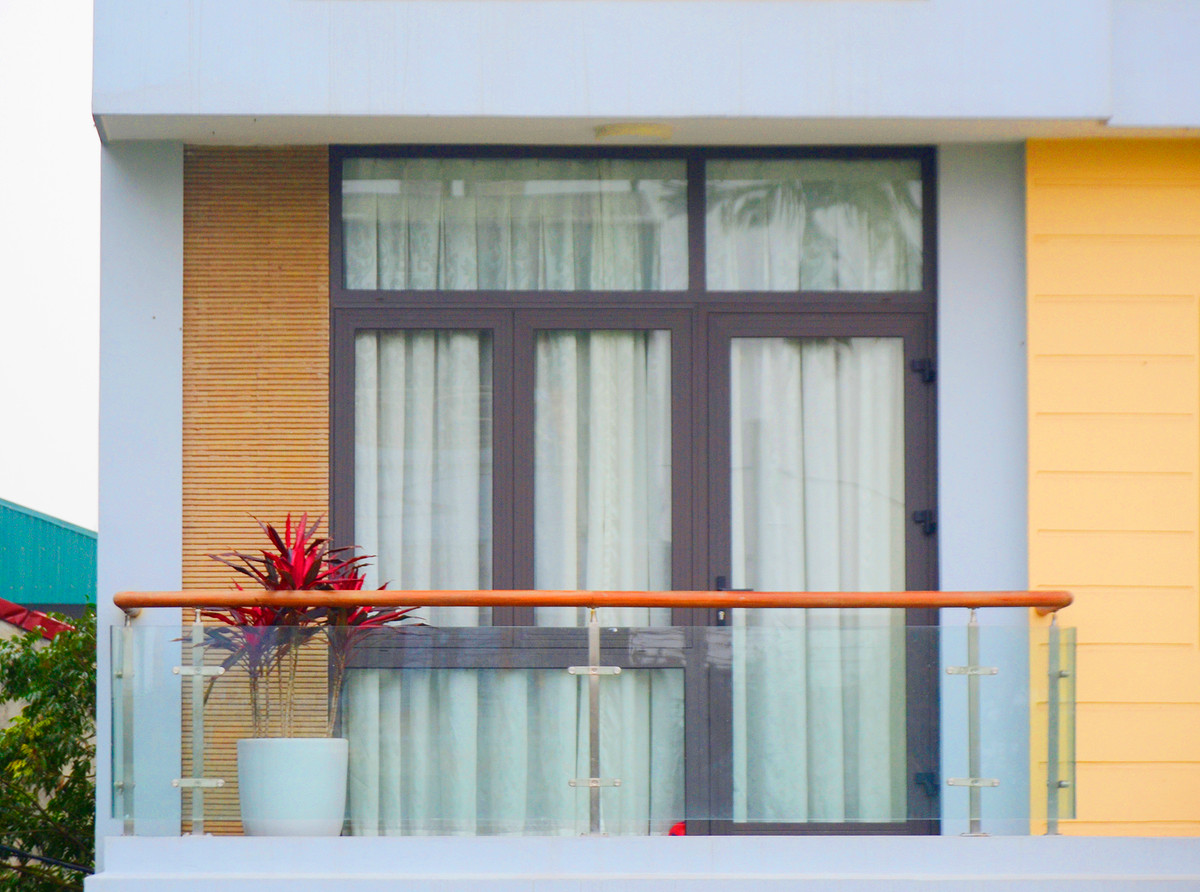 Những bức tường kính trong suốt càng làm cho ban công căn phòng cũng như cây cảnh khoe hết được vẻ đẹp.