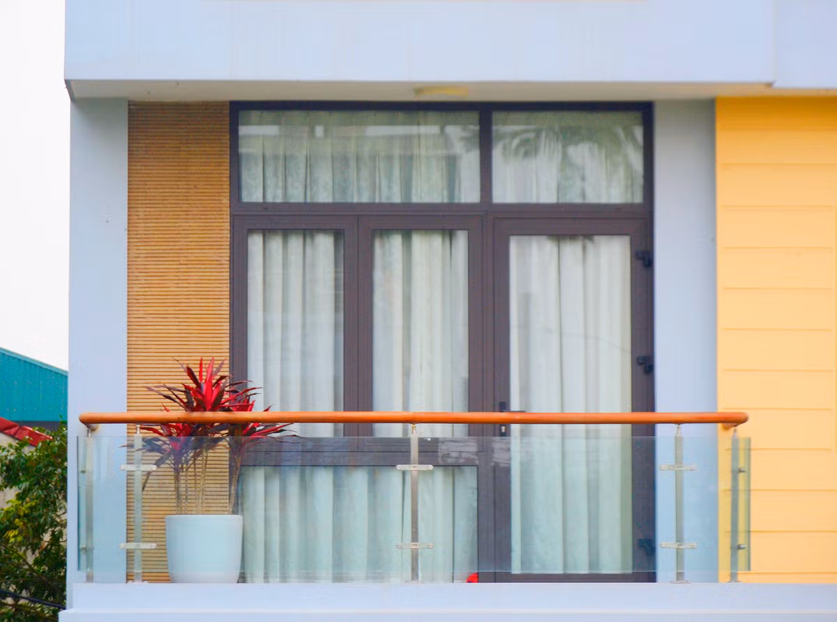 Những bức tường kính trong suốt càng làm cho ban công căn phòng cũng như cây cảnh khoe hết được vẻ đẹp.