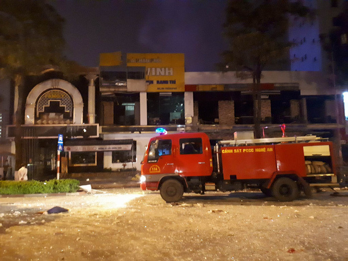 Xe cứu hỏa đến hiện trường - Ảnh: Doãn Hòa