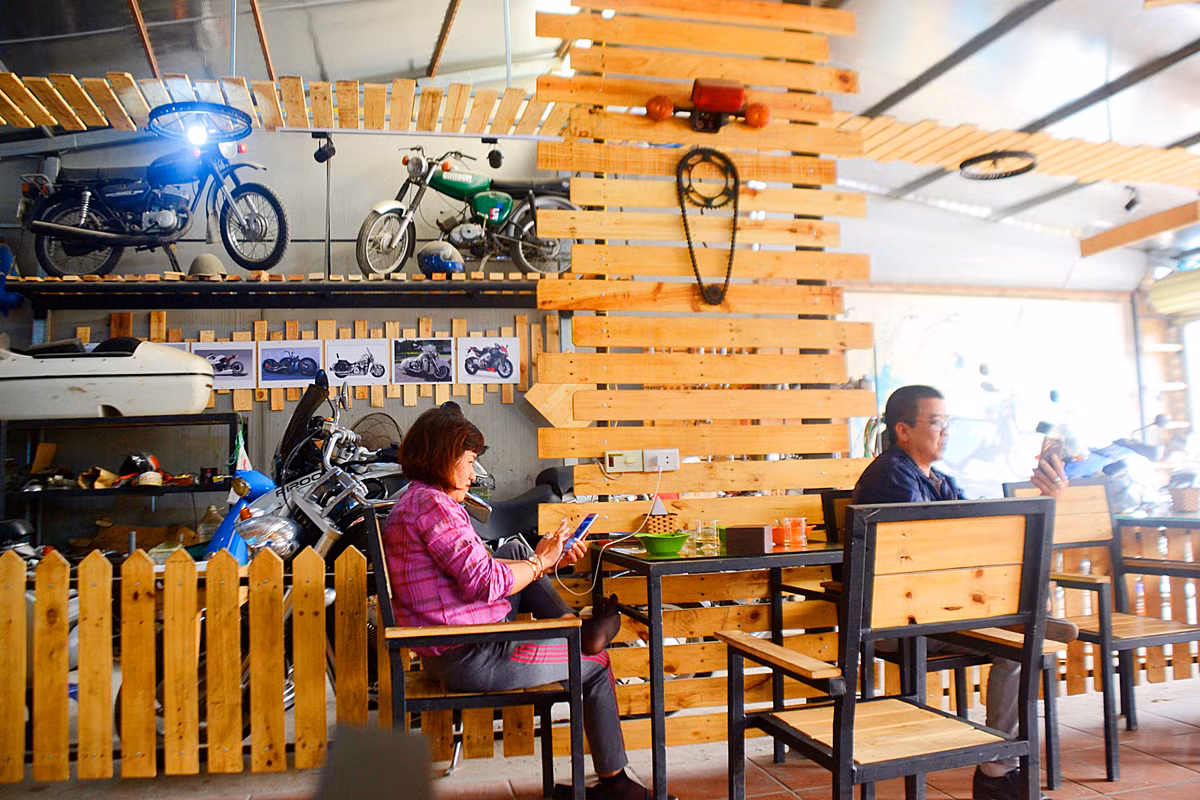 Không gian ngôi nhà được thiết kế bằng các thanh gỗ.