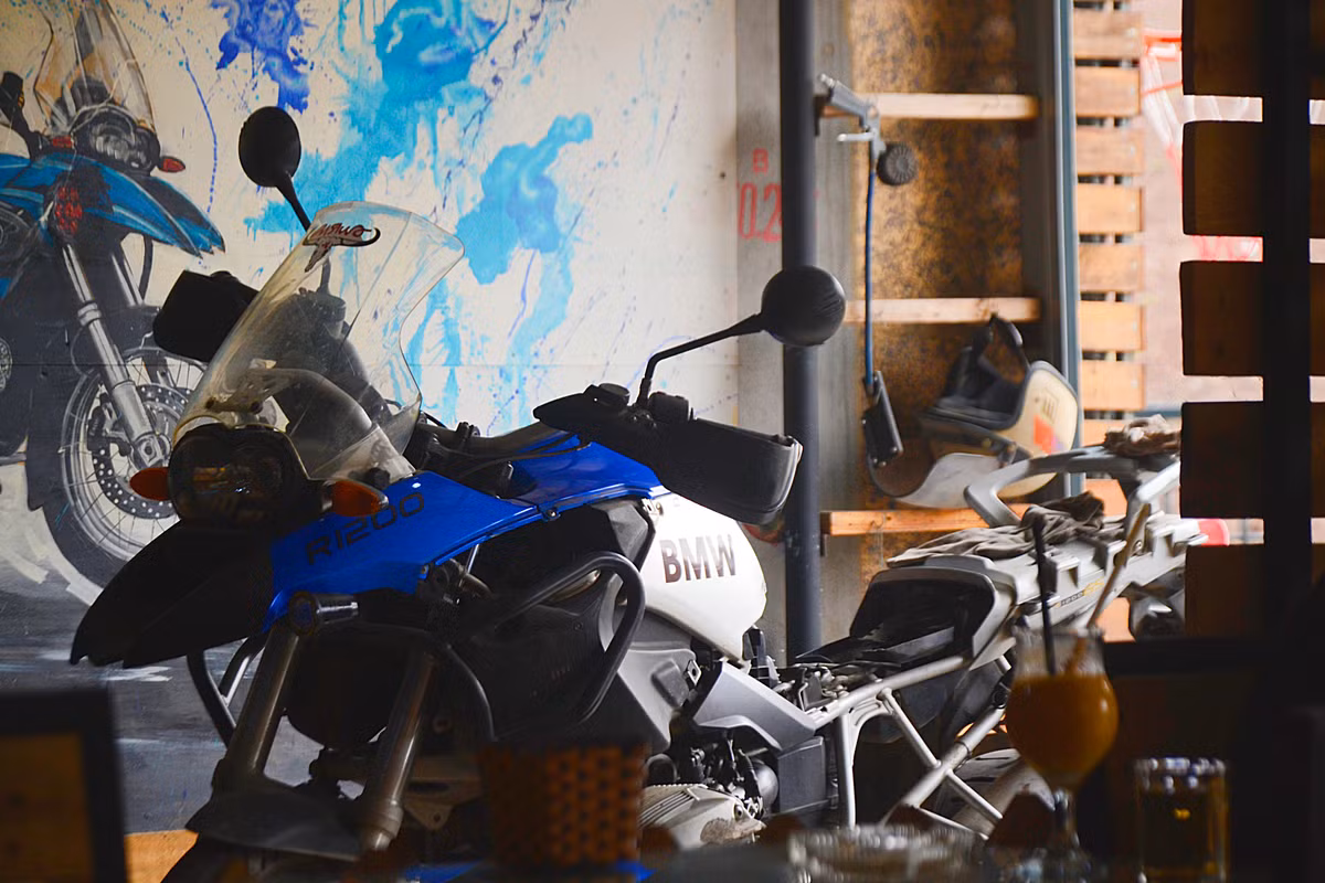 phía dưới là những chiếc xe đang được sửa chữa.