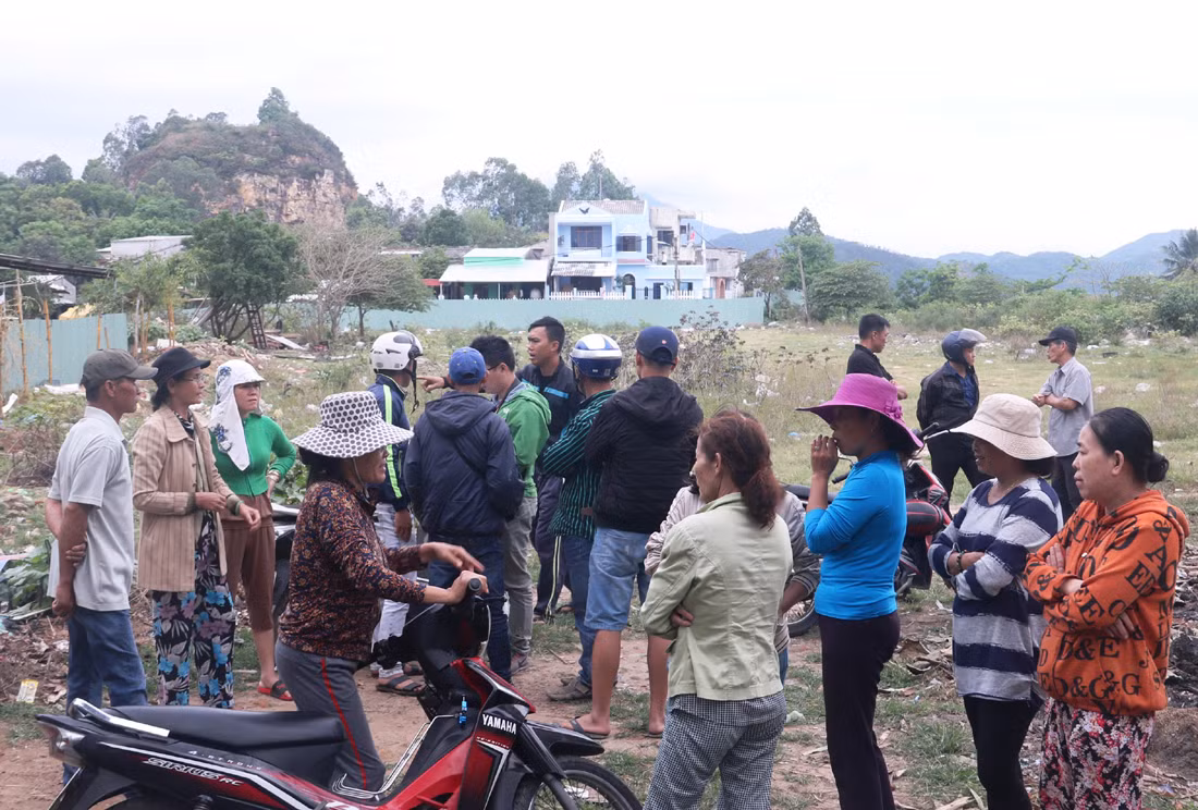 Về việc rào chắn lối xuống biển như người dân phản ánh, ông Tín cho biết thêm, ban đầu việc lập rào chắn là để đảm bảo an toàn trong quá trình thi công bờ kè, khu bãi tắm công cộng, khu cảnh quan và công viên. Ảnh: CA TPHCM.