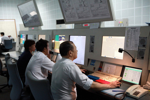 Kíp điều hành bay làm việc tại Công ty Quản lý bay miền Nam - Ảnh: TUẤN PHÙNG
