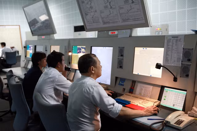 Kíp điều hành bay làm việc tại Công ty Quản lý bay miền Nam - Ảnh: TUẤN PHÙNG