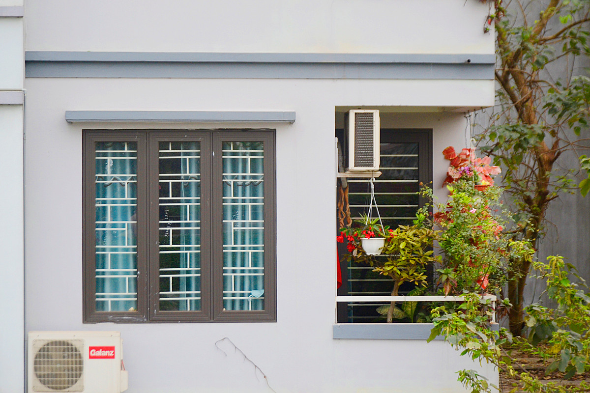 Ngay cả cửa sổ của căn phòng cũng rất đáng yêu.