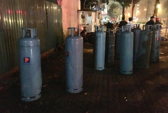 Các bình gas công nghiệp được đưa ra khỏi hiện trường - Ảnh chụp lúc 2g30 sáng: Doãn Hòa