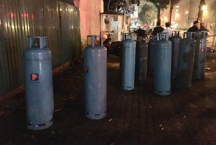 Các bình gas công nghiệp được đưa ra khỏi hiện trường - Ảnh chụp lúc 2g30 sáng: Doãn Hòa