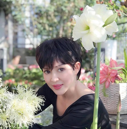 Chị Mộc Lan ở Tây Hồ, Hà Nội, là chủ nhân của ban công rộng 30 m2 phủ kín hoa. Bên cạnh 10 gốc hồng lớn và một số khóm hồng mini; chị trồng thêm hoa sen, hoa súng.