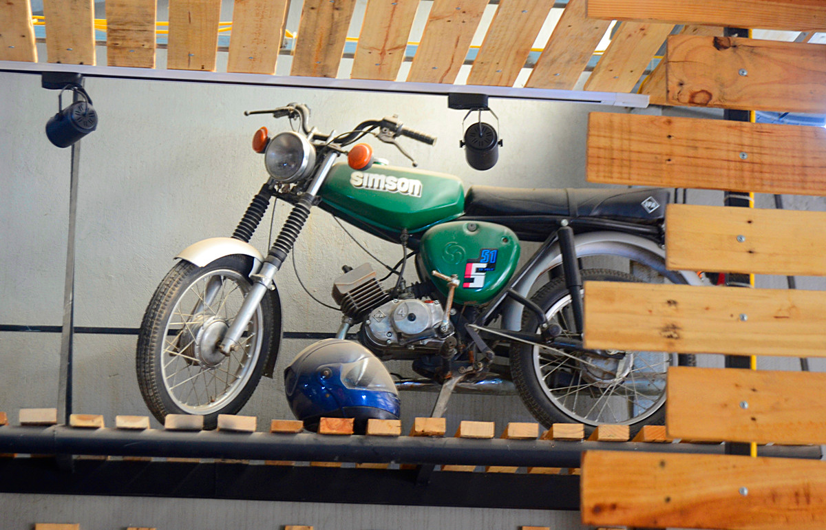 Còn bên gian sửa xe máy, không gian xung quanh gác là những chiếc xe máy đời cũ.