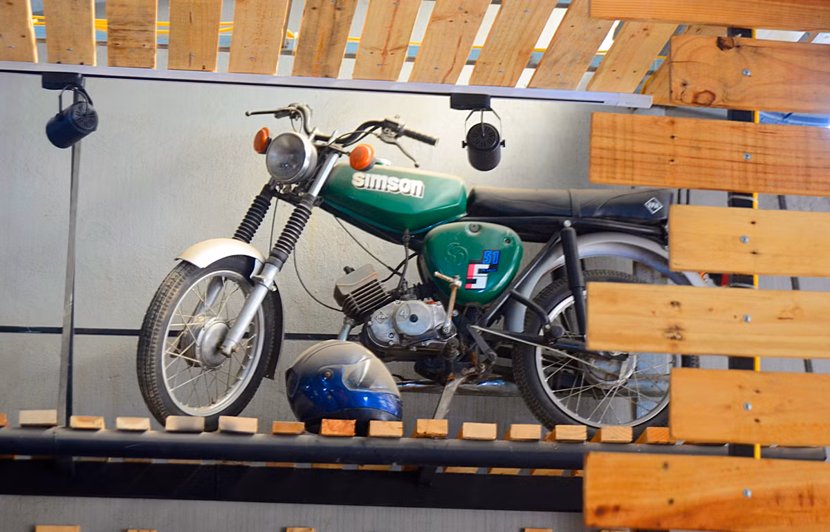 Còn bên gian sửa xe máy, không gian xung quanh gác là những chiếc xe máy đời cũ.