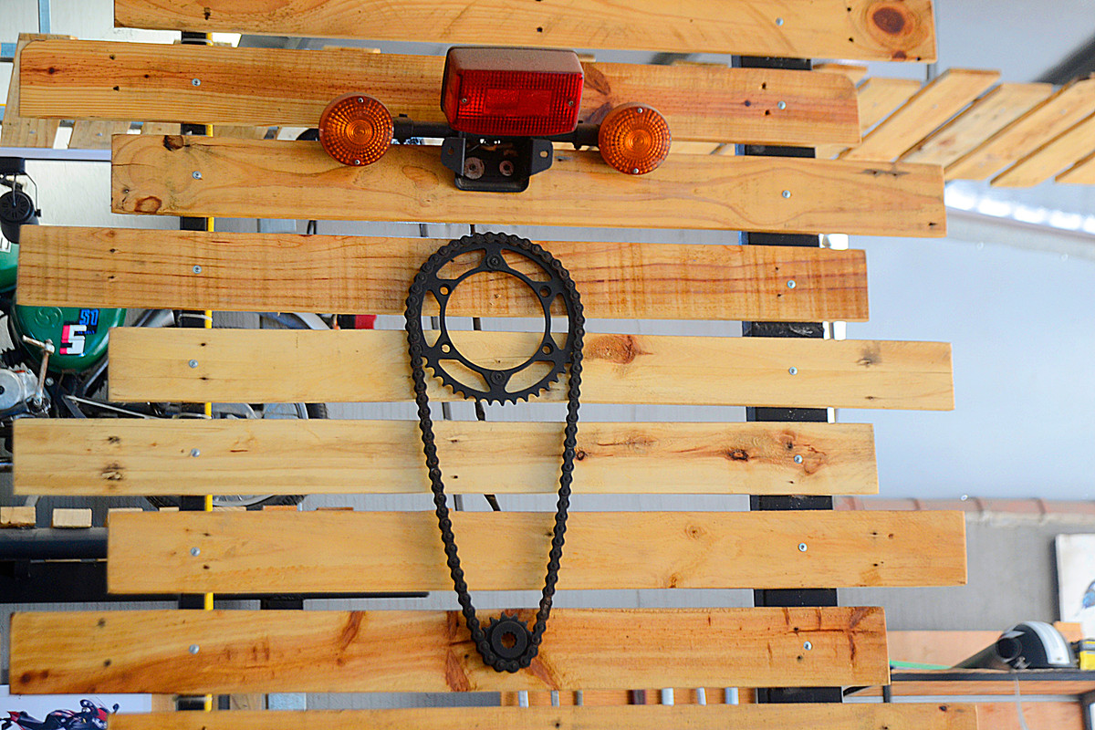 Kèm theo đó là các phụ kiện của xe máy như xích, đèn...