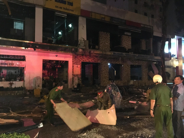 Đến 1h45 tại hiện trường vụ nổ có mưa lớn khiến công tác khắc phục, dọn dẹp gặp nhiều khó khăn.