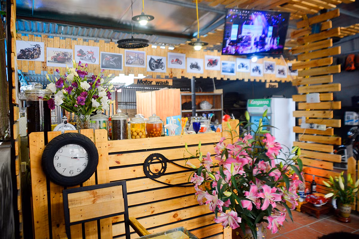 Không gian quầy cà phê được trang trí khác đơn giản...