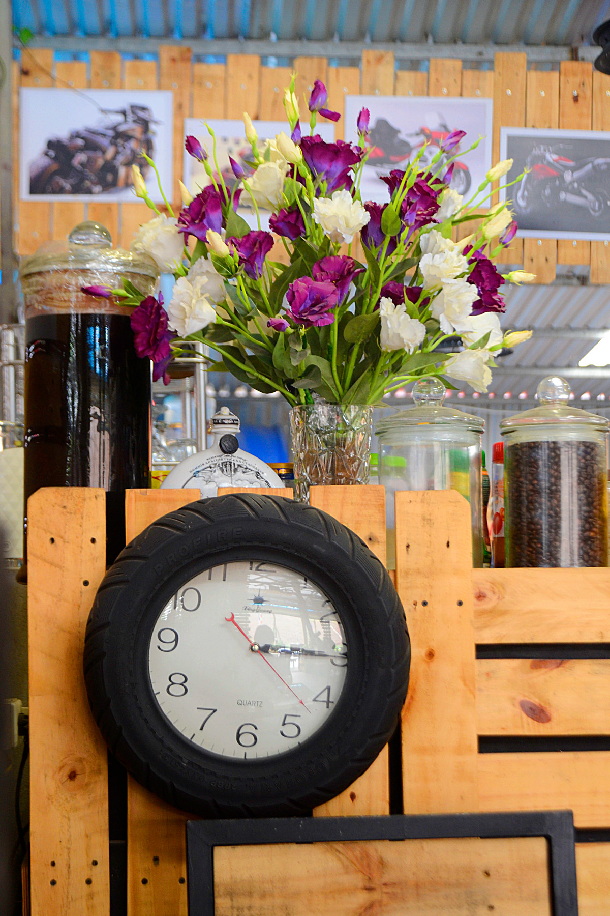 Nhưng không kém phần tinh tế, cá tính nhờ chiếc đồng hồ được chế từ lốp xe máy.