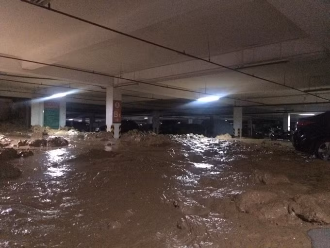 Trước đó, vào trưa ngày 15/7/2016, trong lúc công nhân đang thi công phần nền của Trung tâm thương mại nằm trong dự án chung cư cao cấp Giai Việt thì bất ngờ bức tường ngăn giữa công trình và phần hầm block chung cư A1- B2 đã vỡ. Ảnh: phapluatplus.vn.