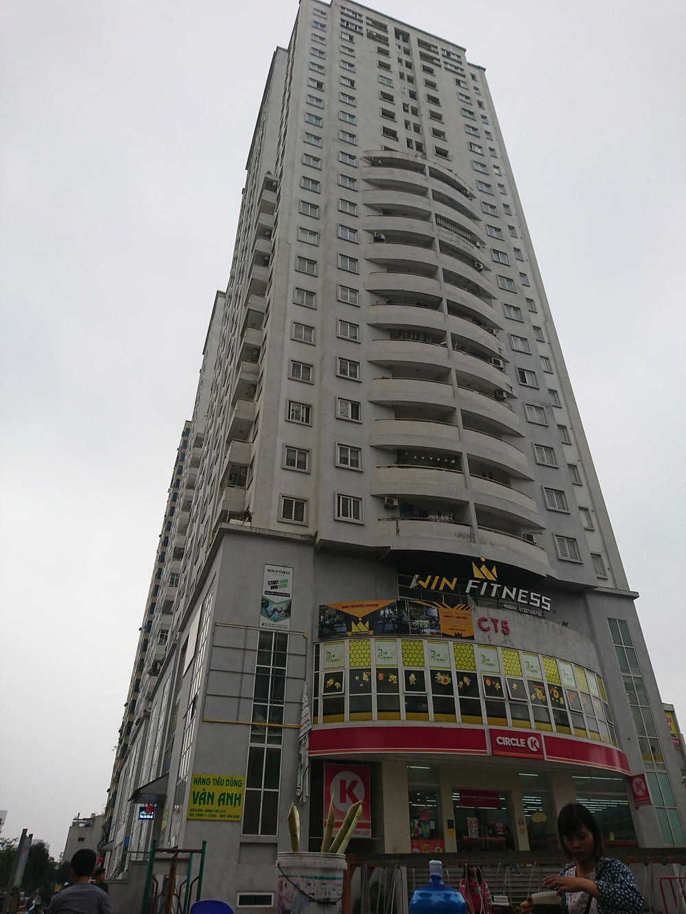 Một căn hộ tầng 21 ở chung cư CT5A thuộc khu đô thị Văn Khê (Hà Đông) đã bốc cháy. Ảnh: Vietnamnet.