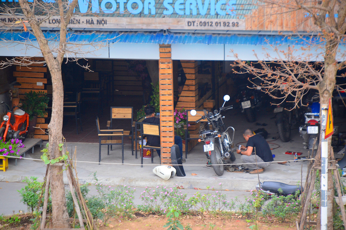 Ngôi nhà là sự kết hợp giữa không gian của quán cà phê và quán sửa xe trông khá thú vị.