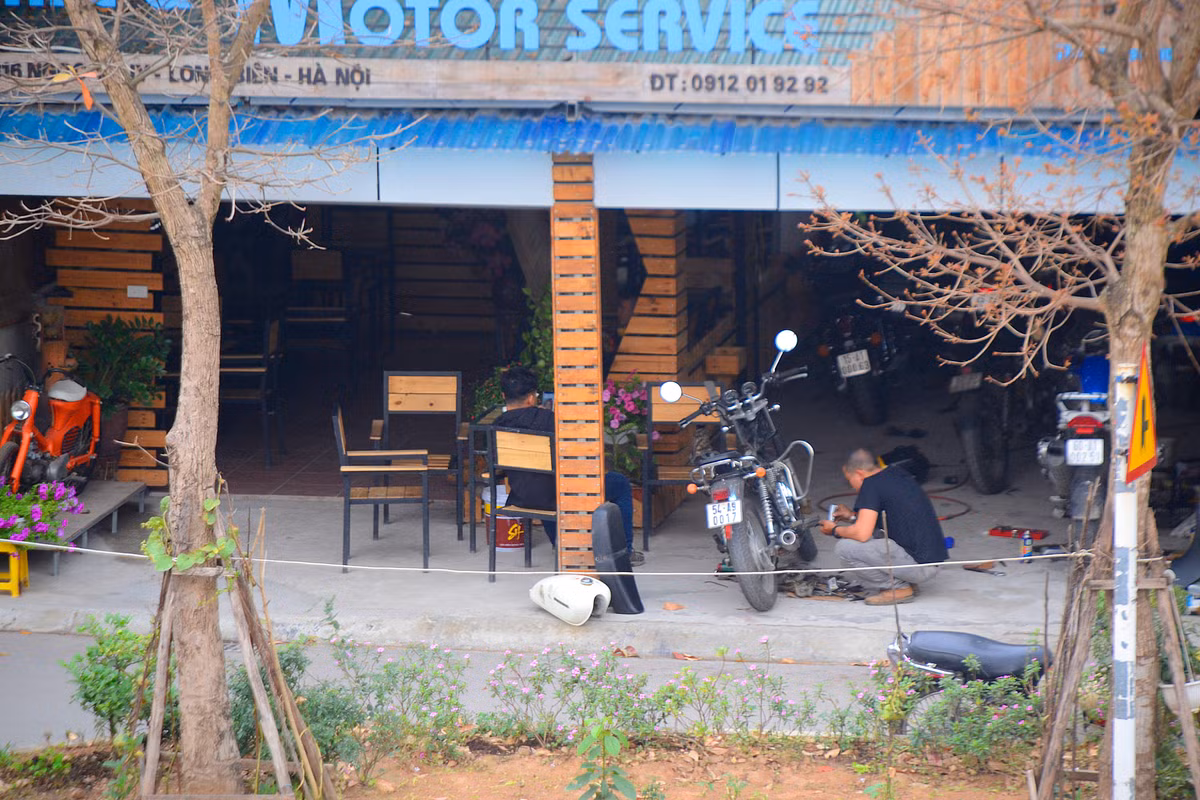 Ngôi nhà là sự kết hợp giữa không gian của quán cà phê và quán sửa xe trông khá thú vị.