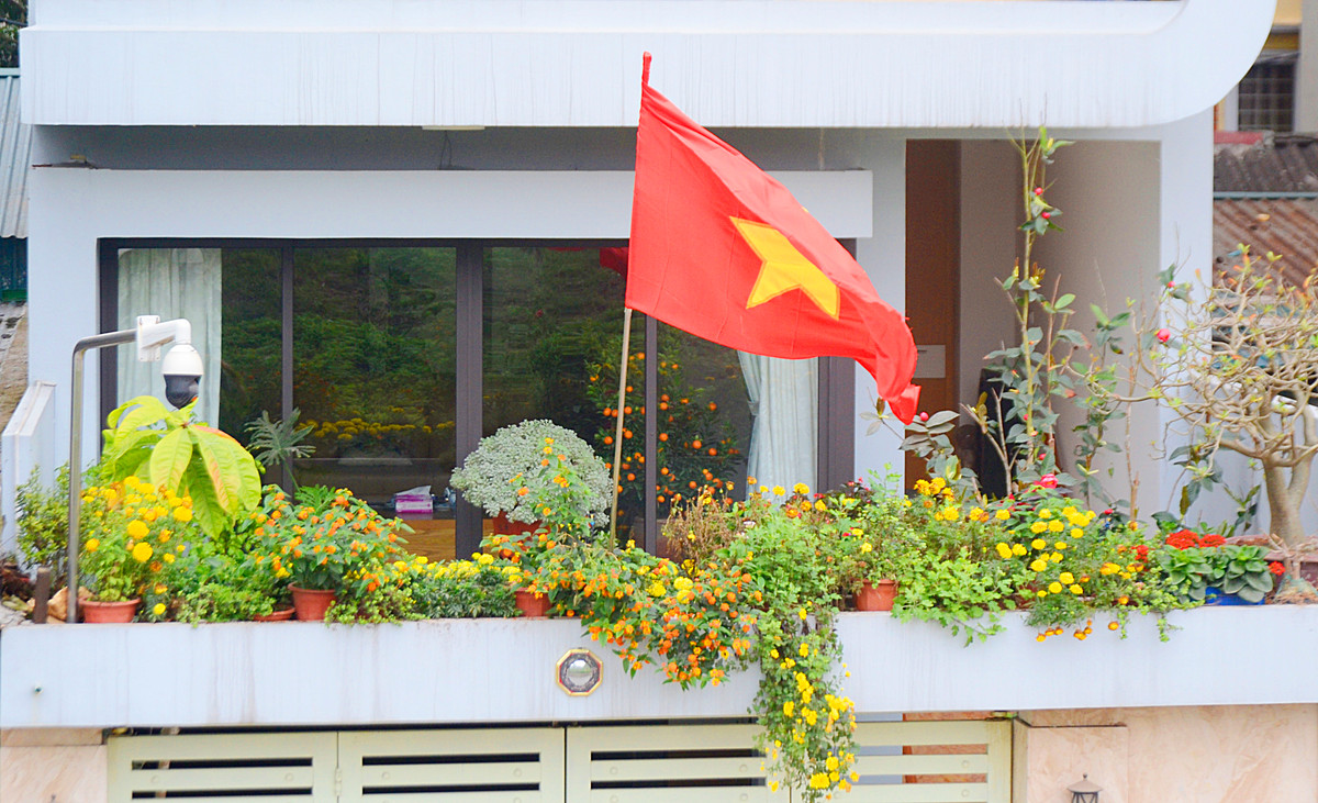 Ban công tầng 2 của ngôi nhà lại rực rỡ sắc hương nhờ “thảm hoa” tuyệt đẹp.