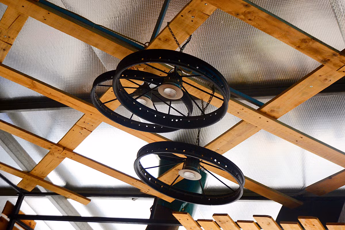 Phần trần nhà cũng được trang trí bởi đèn điện và những chiếc vành xe đầy cá tính.