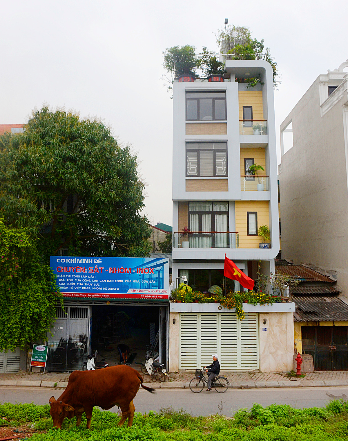 Ngôi nhà ống hiện đại sở hữu ban công siêu chất này nằm trên triền đê Long Biên (Ngọc Thụy - Long Biên - Hà Nội).
