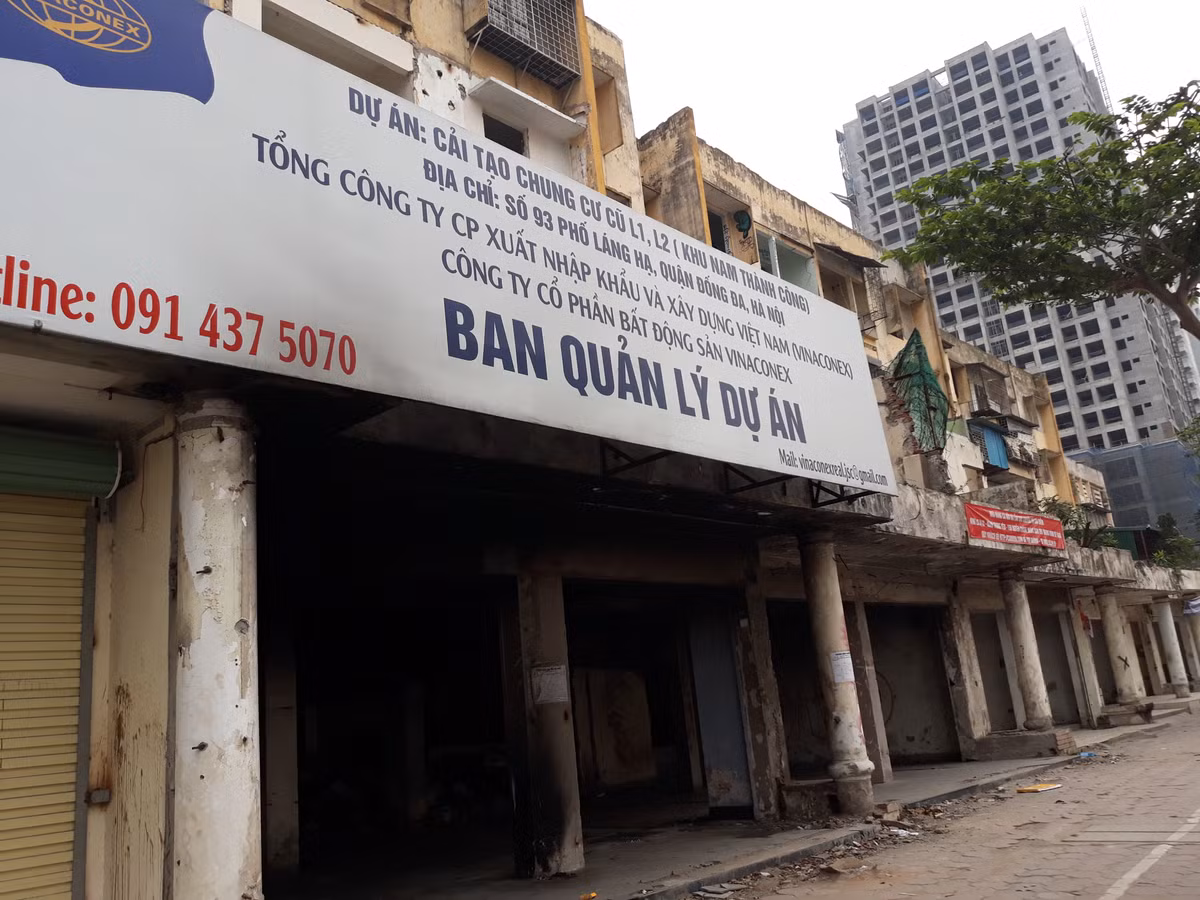 Dự án cải tạo xây dựng lại hai khu chung cư cũ L1, L2 tại số 93 phố Láng Hạ do Công ty CP Bất động sản Vinaconex làm chủ đầu tư. Dự án được "vẽ" ra viễn cảnh rất đẹp, rất “mỹ miều” như: đảm bảo thuận tiện trong quá trình làm việc và sinh hoạt của các hộ dân, văn phòng và khách mua sắm tại trung tâm thương mại - dịch vụ... nhưng nhiều năm không được triển khai. Gần đây khu vực này trở thành nơi tập kết rác thải, thậm chí thành nơi phóng uế rất mất vệ sinh ngay mặt đường Láng Hạ.