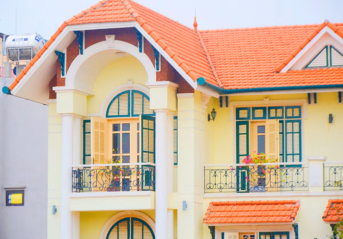 Một điểm nhấn nữa của ngôi nhà là hệ thống cửa với thiết kế mang hơi hướng giả cổ, giống như các biệt thự Pháp ngày xưa.