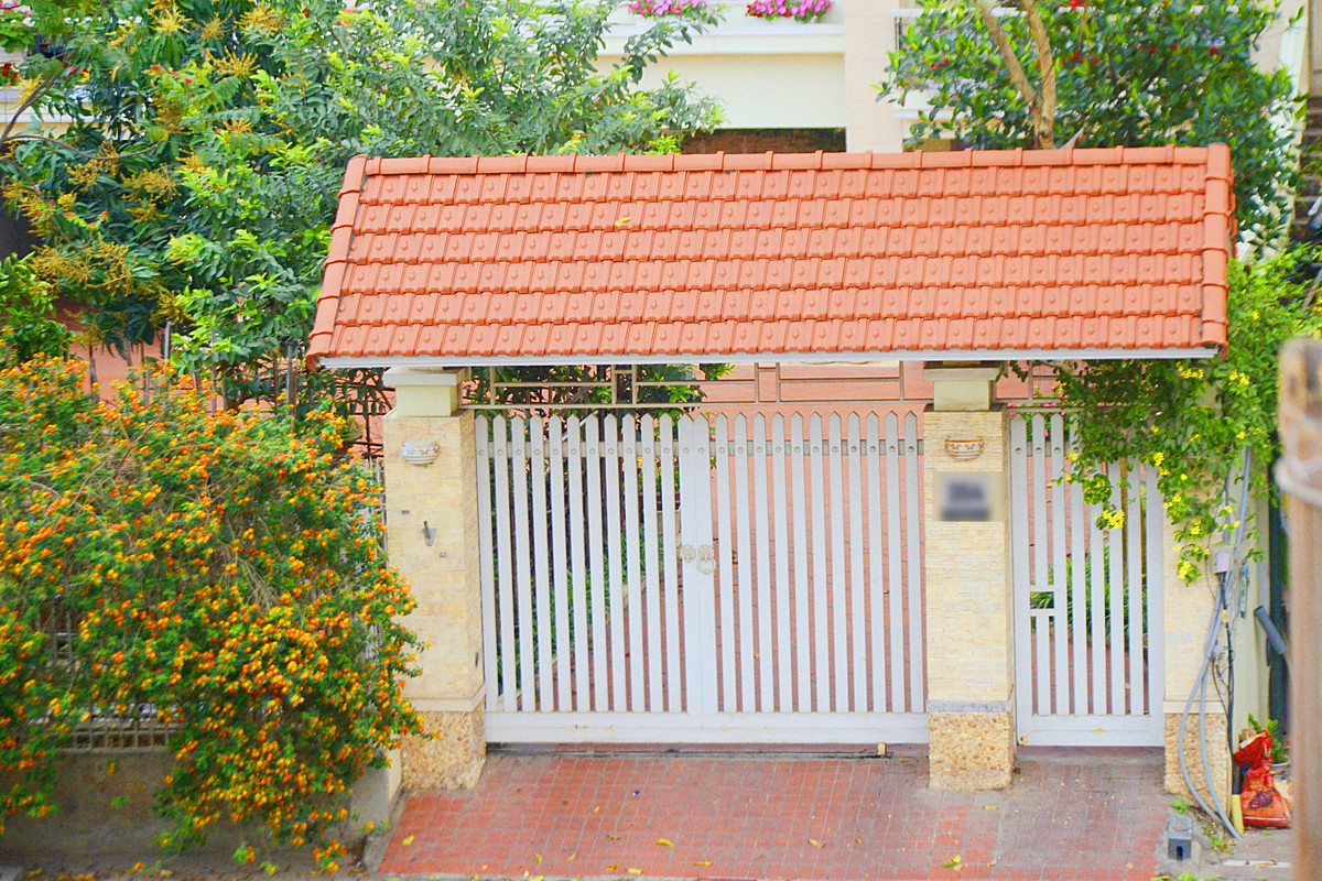 Toàn bộ cửa cổng được thiết kế bằng khung nhôm, tạo cảm giác sáng sủa, thanh thoát.