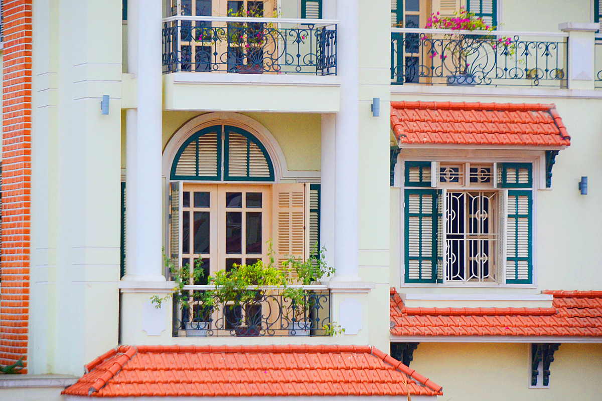 Ban công nhà cũng trở nên duyên dáng lạ kỳ với những chậu hoa giấy nở rực.