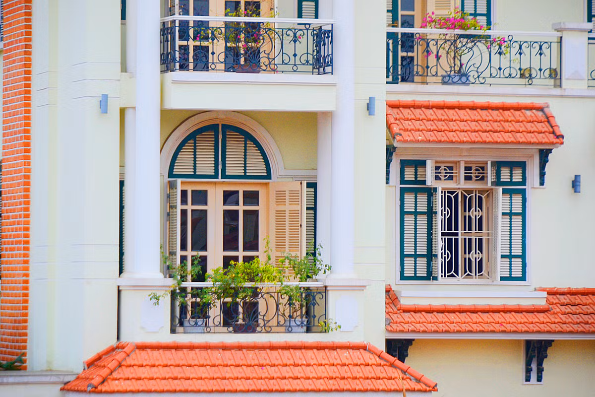 Ban công nhà cũng trở nên duyên dáng lạ kỳ với những chậu hoa giấy nở rực.