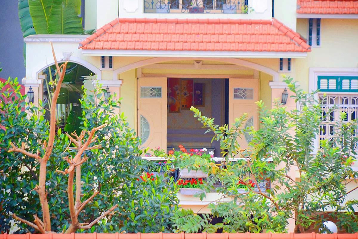 Những gam màu đối lập được phối với nhau khéo léo, làm nổi bật thiết kế hiện đại của tổng thể ngôi nhà.