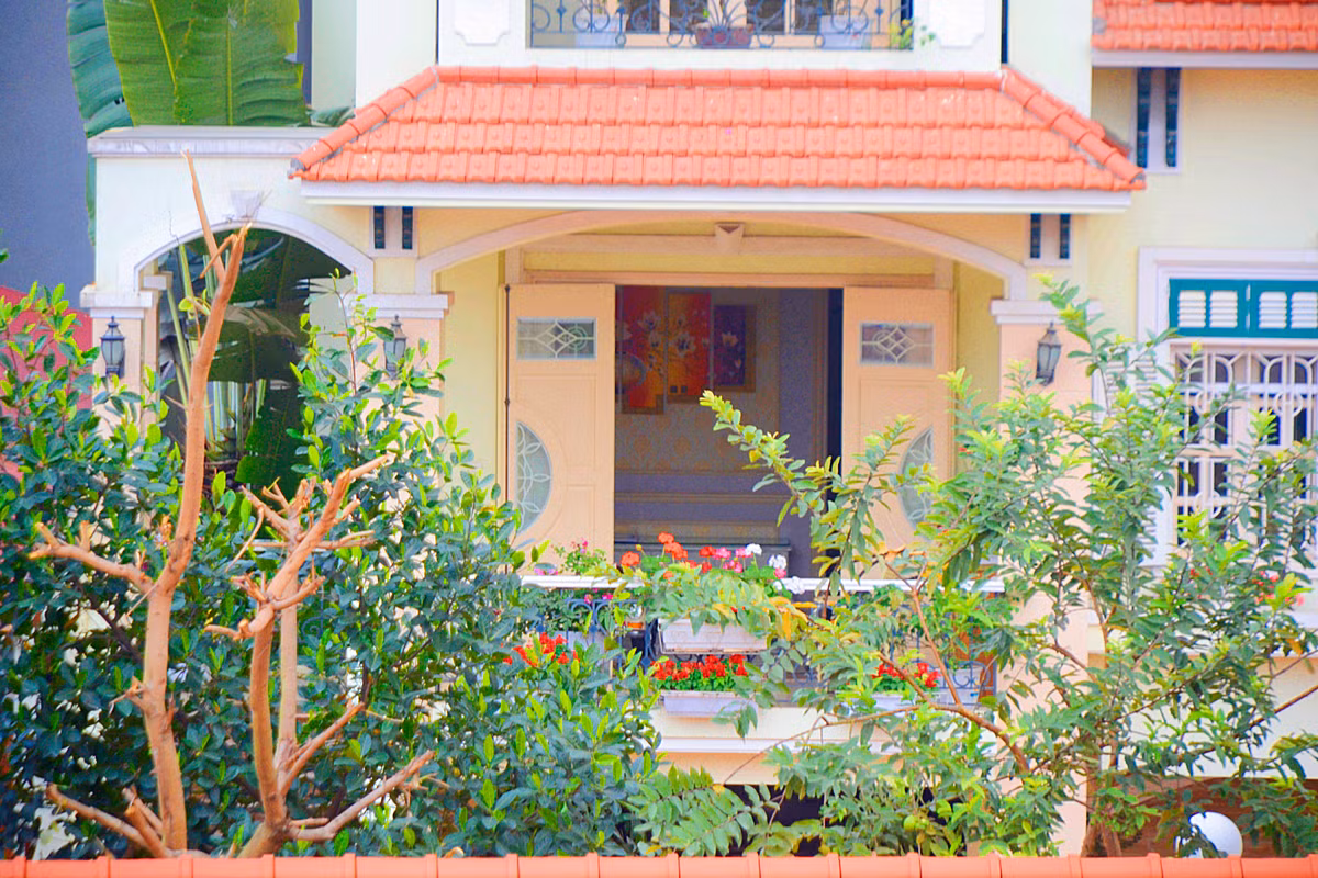 Những gam màu đối lập được phối với nhau khéo léo, làm nổi bật thiết kế hiện đại của tổng thể ngôi nhà.