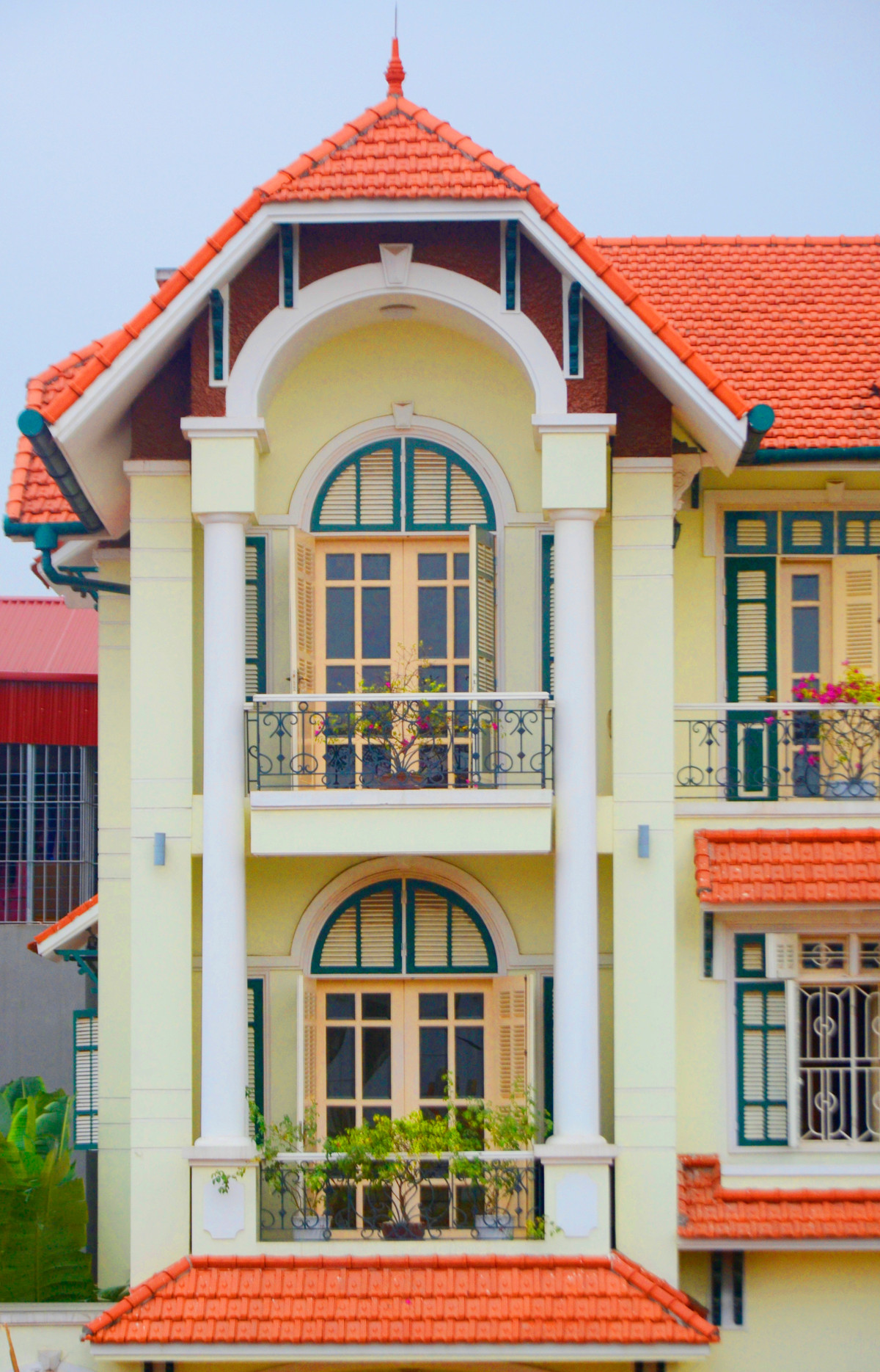 vừa có vẻ đẹp nhẹ nhàng, yên tĩnh nhờ không gian rộng, thoáng ngay dưới triền đê.