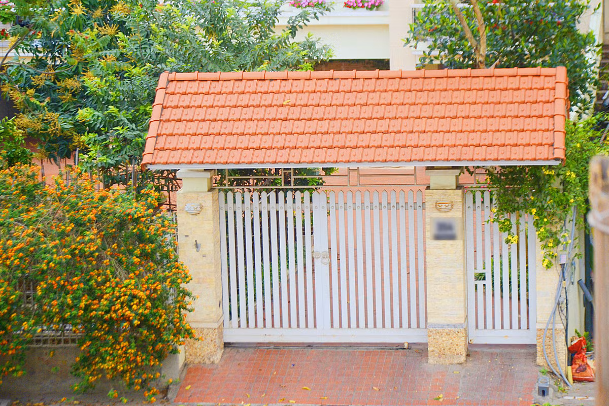 Toàn bộ cửa cổng được thiết kế bằng khung nhôm, tạo cảm giác sáng sủa, thanh thoát.