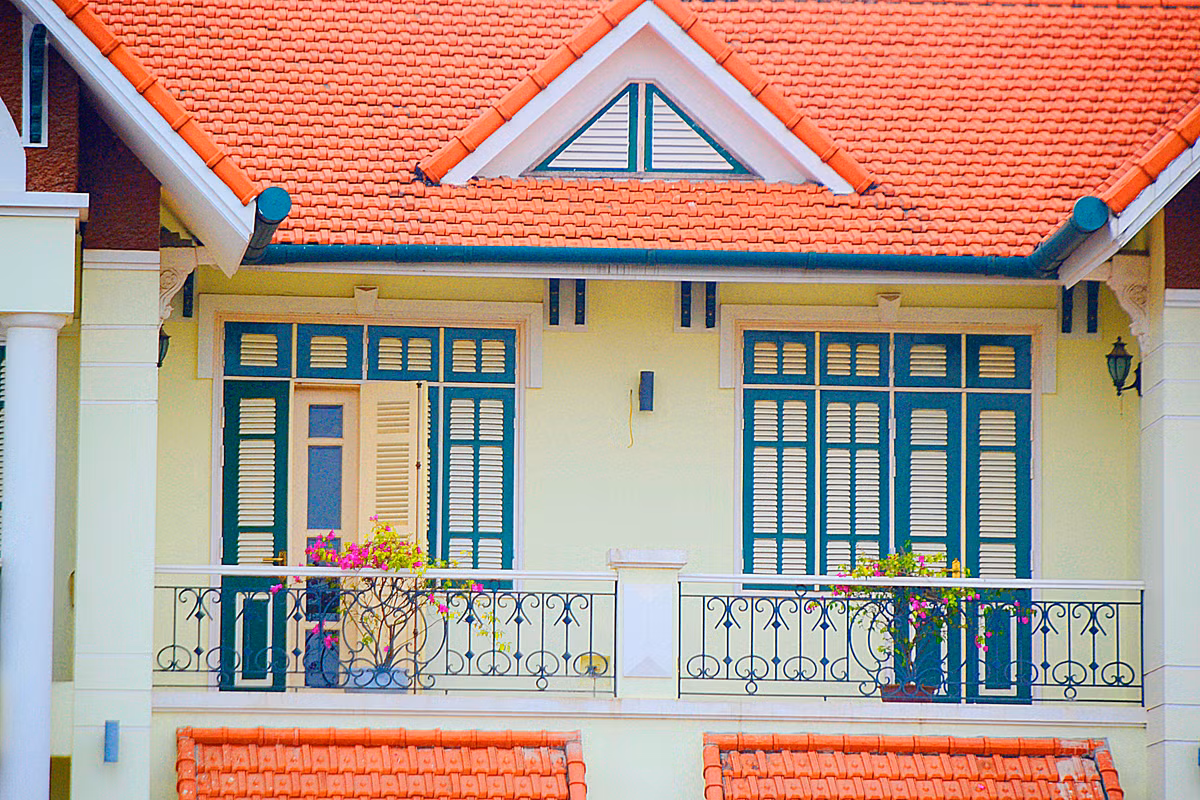 Ngôi nhà mái thái 2 tầng vừa có vẻ đẹp hiện đại cao sang.