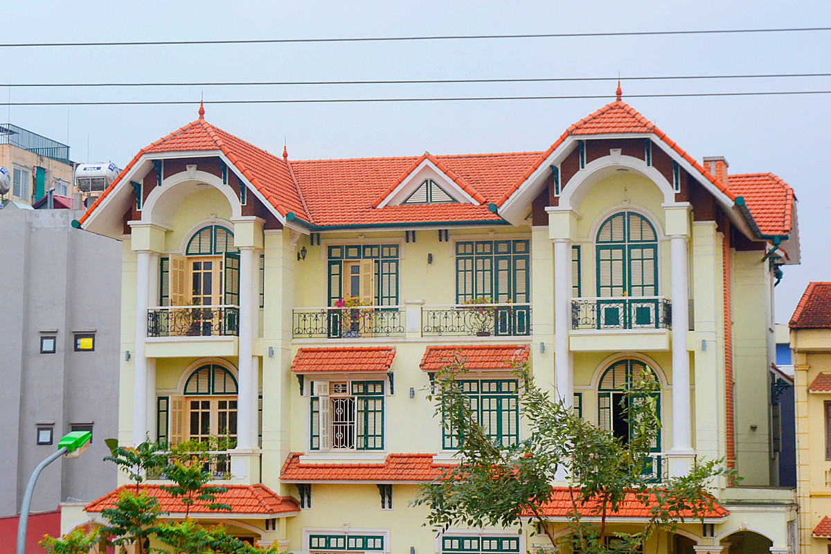 Kiểu dáng đơn giản nhưng không kém phần tinh tế, nổi bật nhờ gia chủ sử dụng mái ngói màu đỏ tươi.