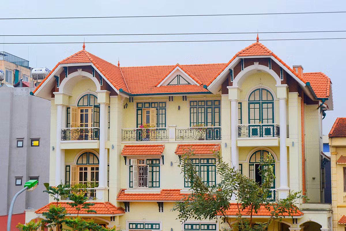 Kiểu dáng đơn giản nhưng không kém phần tinh tế, nổi bật nhờ gia chủ sử dụng mái ngói màu đỏ tươi.